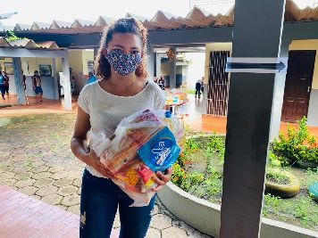 notícia: ‘Chegou em boa hora’, diz mãe de estudante que recebeu o Kit Merenda em Casa