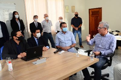notícia: Governador Waldez e ministro Bento acompanham planejamento para aplicação da MP que isenta a fatura de energia