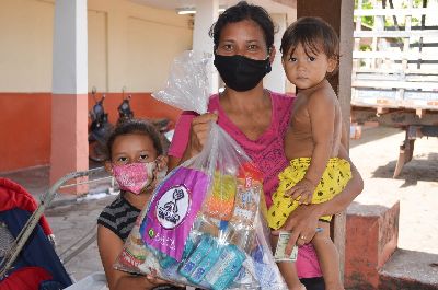 notícia: 'Tem sido maravilhoso receber o auxílio neste momento', diz mãe de estudante sobre Kit Merenda em Casa