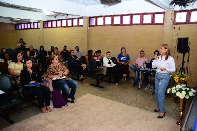 notícia: Criança Alfabetizada: gestores da educação discutem a fluência da leitura