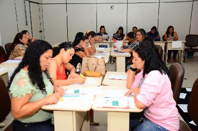 notícia: Professores da rede pública recebem formação para trabalhar escrita e leitura de alunos do ensino básico