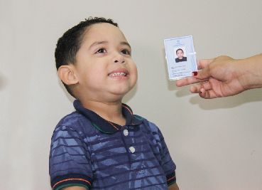 notícia: ‘Serão muitos benefícios para ele’, diz mãe ao emitir documento para o filho autista 