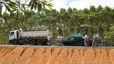 notícia: Governo do Amapá inicia pavimentação na AP-070 em nova etapa do Plano Rodoviário