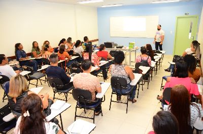 notícia: Encontro orienta sobre projetos políticos pedagógicos da educação pública no Amapá