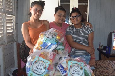 notícia: 'Pela terceira vez terei um reforço na alimentação das minhas filhas', diz mãe ao receber Kit Merenda em Casa