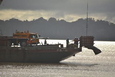 notícia: Antes de ser içada, embarcação naufragada terá que ser reposicionada no fundo do rio