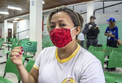 notícia: Governo do Amapá inicia entrega do Cartão Renda Cidadã Emergencial