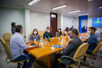 notícia: Governador sanciona projetos de lei de combate à violência e o racismo e homenageia servidor