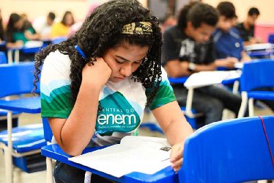 notícia: Central do Enem: professora fala sobre como se preparar para fazer uma boa redação no exame