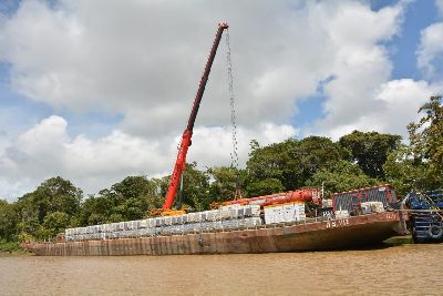 notícia: Reflutuação: começa etapa de amarração de cabos para içamento de navio naufragado