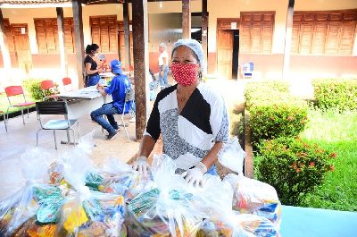 notícia: Voluntários auxiliam na entrega dos Kits Merenda em Casa