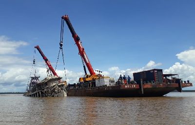 notícia: Navio Anna Karoline III é colocado na posição original para perícia