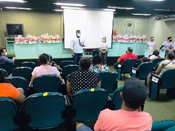 notícia: Natal da Solidariedade: Pacientes do Hemoap recebem cestas de alimentos