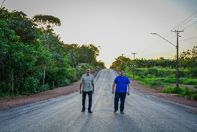 notícia: Waldez e Davi inspecionam obras de pavimentação da Linha E, em Macapá