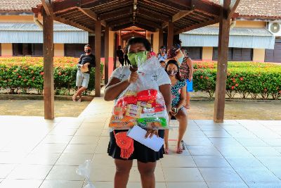 notícia: Kit Merenda em Casa: escolas da rede estadual iniciam entrega na ilha de Santana