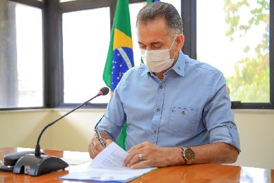 notícia: Waldez assina decreto que regulamenta o Fundo de Aval para empreendedores do Amapá