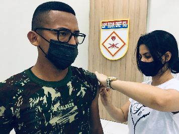 notícia: “Mais proteção, no trabalho, em casa”, afirma soldado em vacinação contra o sarampo e a influenza promovida pelo Governo do Amapá