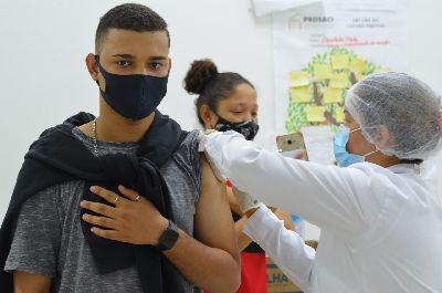 notícia: Moradores de Macapá aderem à campanha de 12 horas de vacinação contra a covid-19 