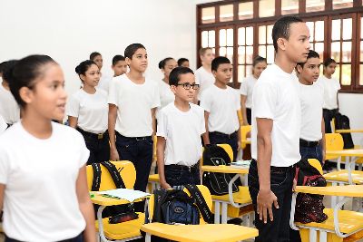 notícia: Governo divulga chamada pública para escolas bilíngue, de Gestão Compartilhada e Cívico-Militares