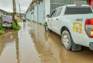 notícia: Meteorologistas alertam para chuvas intensas e subida da maré nas próximas horas