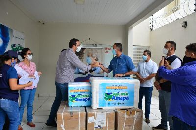 notícia: Covid-19: Estado inicia distribuição de vacinas aos municípios 
