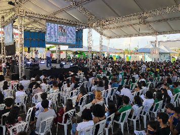 notícia: ‘O Aulão da Central do Enem ajuda muito nessa reta final de estudo’, diz aluna