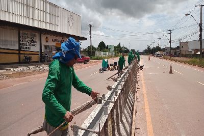 notícia: Construção de barreiras de segurança na Duca Serra avançam para novo trecho