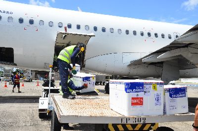 notícia: Amapá recebe 16.400 doses de vacinas contra covid para primeira e segunda doses