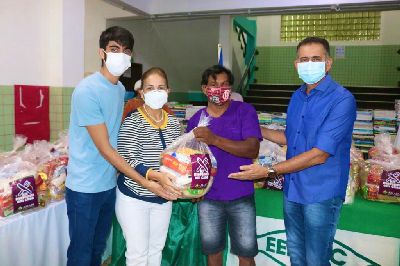 notícia: Merenda em Casa: escolas Gabriel de Almeida Café e Jesus de Nazaré fizeram entrega dos kits neste sábado