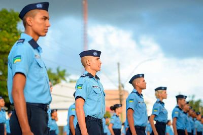 notícia: Pré-matrícula de alunos para escolas bilíngues; Cívico-Militares e de Gestão Compartilhada inicia nesta quinta, 25