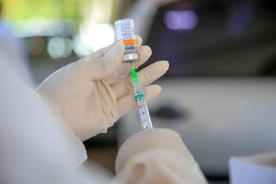 notícia: Vacinas da Janssen serão utilizadas para ampliar a imunização dos profissionais da educação