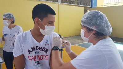 notícia: Ação integrada imuniza jovens e adolescentes contra HPV e outras doenças