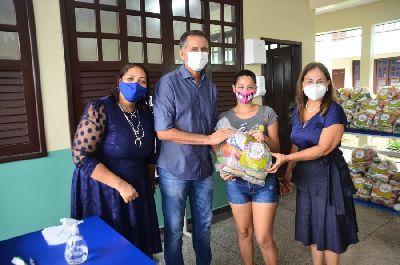 notícia: Merenda em Casa: Governador acompanha início da entrega dos kits de alimentos