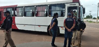 notícia: Em fim de semana movimentado, fiscalização fecha bares e intercepta ônibus de passeio