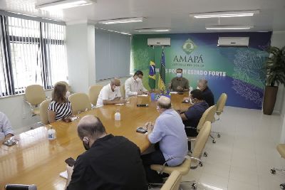 notícia: Compensação de perdas: Governador Waldez repassa R$ 10 milhões às prefeituras; 50% é para educação