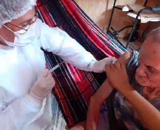 notícia: Em Santana, idoso de 103 anos recebe a primeira dose da vacina