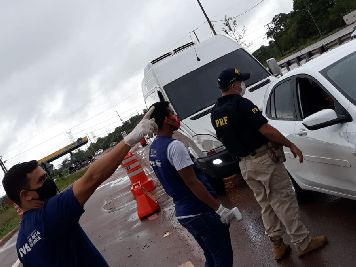 notícia: Fiscalização barra ônibus e vans com destino a balneários na região metropolitana