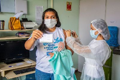 notícia: Servidores do Hospital da Mulher Mãe Luzia são vacinados contra a covid-19