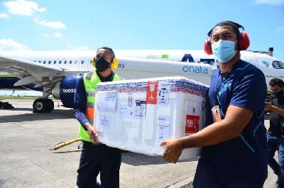 notícia: Novo lote de vacinas com 10.250 doses contra covid-19 chega ao Amapá