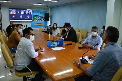 notícia: Governador reúne com prefeitos para avaliar relatório epidemiológico e medidas de proteção à vida e à economia