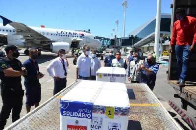 notícia: Governador acompanha a chegada de mais 22 mil doses de vacinas ao Amapá