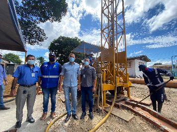 notícia: Waldez vistoria obras do novo poço profundo no bairro Paraíso, em Santana