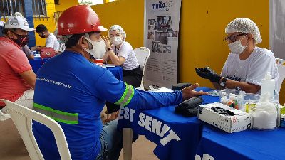 notícia: Posto de vacinação instalado em rodovia atende motoristas profissionais