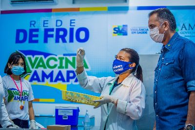 notícia: Governador Waldez acompanha distribuição das vacinas da Pfizer para Macapá e Santana