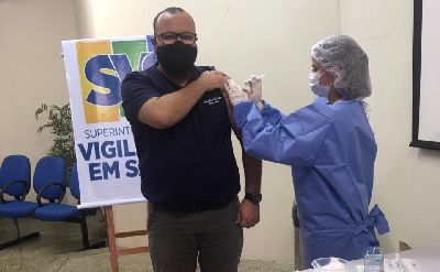 notícia: Covid-19: profissionais do Lacen foram vacinados nesta sexta-feira, 29