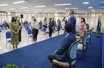 notícia: Governador empossa novos concursados da Gestão Governamental