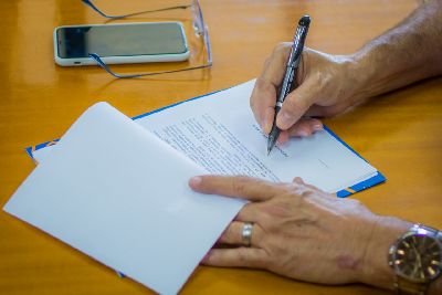 notícia: Com queda nos números da covid-19, novo decreto permite retomada de atividades presenciais em ambientes fechados