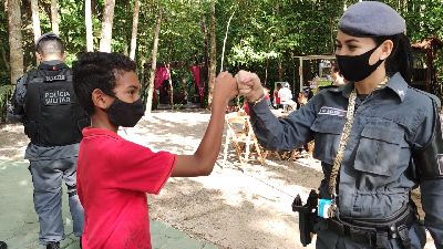 notícia: Ação social da PM leva educação ambiental e orientações de sobrevivência na selva para crianças do Conjunto Habitacional São José