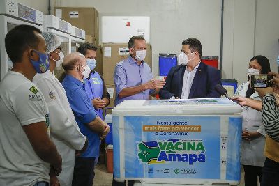 notícia: Waldez entrega mais 24.750 doses de vacinas contra a covid-19; nova remessa vai ampliar imunização de mais grupos