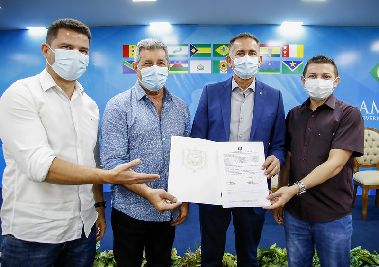 notícia: Governador entrega veículos e equipamentos tecnológicos para Plano de Implementação do Setor Rural